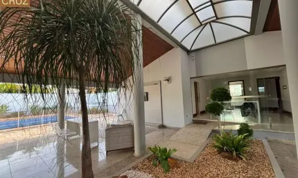 Casa alto padrão, com 4 suítes completas de armários + quintal com jardim, solarium e piscina. Tudo impecável.