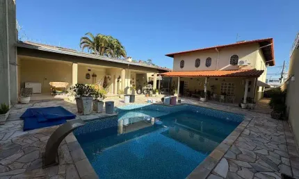 Casa com 4 quartos à venda na Rua Acre, Santa Maria, Uberaba