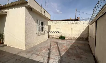 Casa à venda no Bairro Nossa Senhora Abadia. São dois barracões.