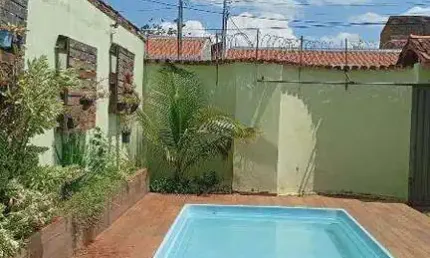 Casa de 03 quartos, com piscina, no Bairro Serra Dourada