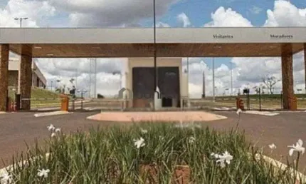 Lote à venda, medindo 405 m2, no Condomínio Cyrela Landscape Diamantino, ao lado da área de lazer.