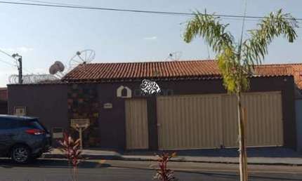 Casa à venda no Bairro de Lurdes com suíte e piscina