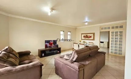 Casa à venda com ponto comercial, ótima localização, amplo apartamento, no pavimento superior, garagem, e salas para locação. Mêrces - Uberaba - MG