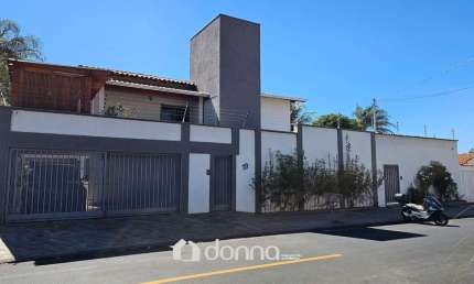 Casa à venda com 2 suítes e garagem para 3 carros no Bairro Guanabara - Uberaba - MG