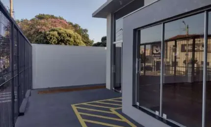 Salão Comercial de Alto Padrão para Locação em São José do Rio Preto-SP, Bairro Santa Cruz - 1 Sala, 4 Banheiros, 3 Vagas de Garagem - 180m².