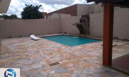Casa para alugar no Bairro Mansur Daud, com quatro quartos, todos com armários e banheiros , sendo um deles Swite, Escritório, Academia, Sala ampla, P