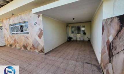 Imperdível casa à venda em São José do Rio Preto-SP, bairro Santa Cruz: 3 quartos, 1 suíte, 2 salas, garagem e 242m²!
