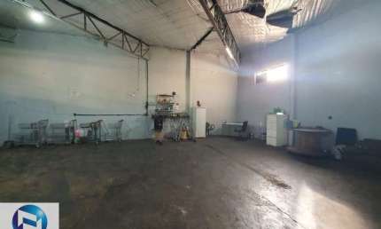 Salão comercial de alto padrão na Vila Ipiranga em São José do Rio Preto-SP: 1 sala, 2 banheiros e 251,80 m² de área.
