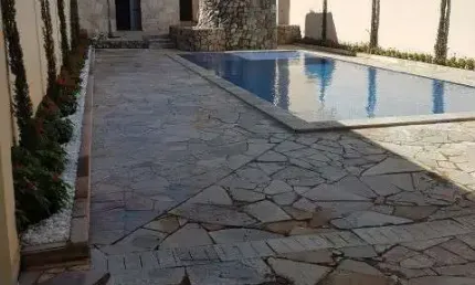 Imperdível casa à venda em São José do Rio Preto-SP, no bairro Roseiral: 3 quartos, 3 suítes, 2 salas, 6 banheiros, 6 vagas de garagem, 379m².