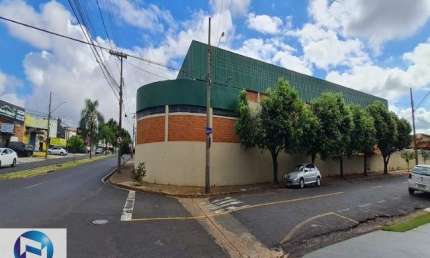 Barracão Comercial à Venda ou Locação em São José do Rio Preto-SP, Bairro Parque Quinta das Paineiras: 10 Salas, 8 Banheiros, 9 Vagas, 2.029m².