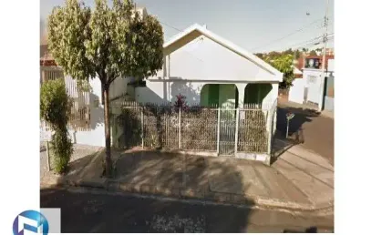 CASA À VENDA, ESQUINA LOCALIZAÇÃO, PRÓXIMA A COMÉRCIO LOCAL, 02 SALAS, COZINHA AMPLA, 03 DORMITÓRIOS, 01 TIPO APTO, 02 BANHEIROS, ESPAÇO NOS FUNDOS