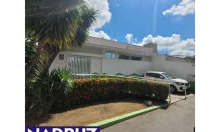 Prédio comercial para locação com recepção, 6 salas de variados tamanhos, sendo duas c/ WC. Banheiro social c/ acessibilidade, sala de espera, piscina