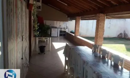 Casa à venda em São José do Rio Preto-SP: 3 quartos, 1 suíte, 2 salas, 3 banheiros, 5 vagas de garagem, 150m² no Jardim Mugnani.