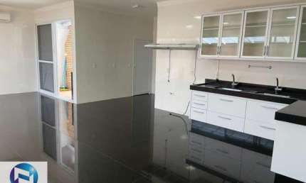 03 Suítes (1 Master) Sala de Jantar, TV, Escritório, Cozinha e Lavanderia Todos os ambientes com móveis planejados e climatização Banheira, balcão refrigerado e churrasqueira nunca usados