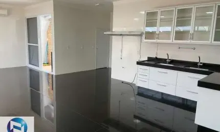 03 Suítes (1 Master) Sala de Jantar, TV, Escritório, Cozinha e Lavanderia Todos os ambientes com móveis planejados e climatização Banheira, balcão refrigerado e churrasqueira nunca usados