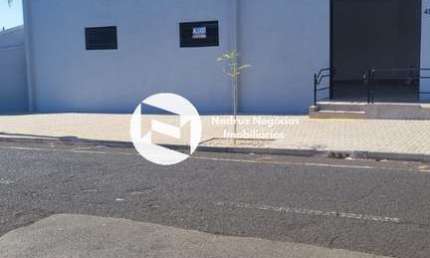 Salão Comercial para Locação em São José do Rio Preto-SP: 1 Sala, 2 Banheiros, 4 Vagas de Garagem, 80m² no Bairro São Francisco.