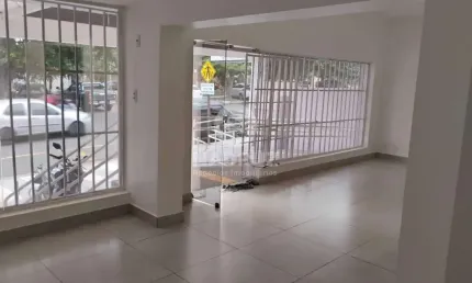 Casa comercial para locação em São José do Rio Preto-SP na Vila Santa Cruz: 2 quartos, 2 salas, 2 banheiros, 1 vaga, 240m².