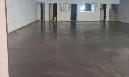 Galpão com 350m², com mezanino, escritório, 02 banheiros, copa.