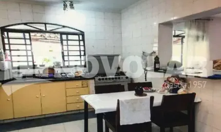 Casa com 4 dormitórios sendo 2 suites, 3 banheiros, 6  vagas.