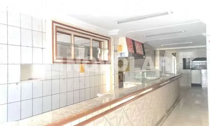 Loja na Vila Maria com 111 metros quadrados de área construída, cozinha e três banheiros.