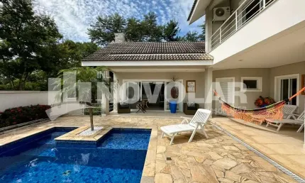 Sobrado de Alto Padrão à Venda no Condomínio Ibirapitanga - 5 Suítes, Piscina e Espaço Gourmet