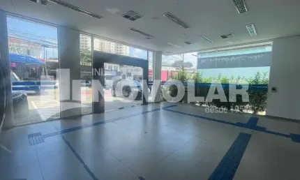 Loja comercial com elevador e acessibilidade em avenida movimentada