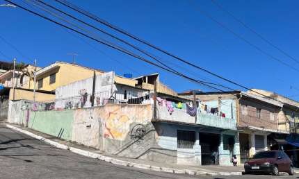IMÓVEL PARA  RENDA NA VILA MEDEIROS COM 06  CASAS PARA LOCAÇÃO E 2 SALÕES.
