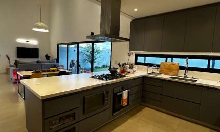 Sobrado no Jardins Capri, localizado no Senador Canedo  445,99 m² de terreno e 289 m² de área construída Sala TV integrada com a cozinha  05 quartos