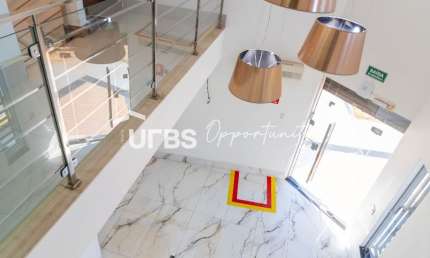 Sobrado para venda ou aluguel - Salas amplas para reuniões e produção, copa e cozinha, banheiros e sala de diretoria, oferecendo toda a infraestrutura necessária para um ambiente de trabalho eficiente