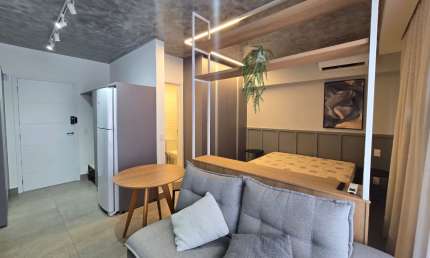 MORE NA MELHOR LOCALIZAÇAO DE GOIANIA COM O ROOFTOP MAIS EXUBERANTE COM VISTA 360º EM UM PREDIO COM INSPIRAÇAO ESPANHOLA COM LOUNGES TEMATICOS