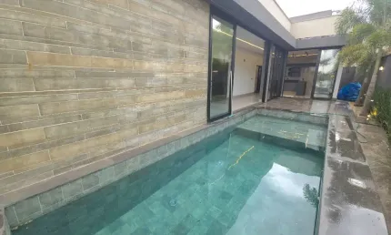 Casa terrea 3 suítes com home theater condominio para locaçao ou venda jd barcelona