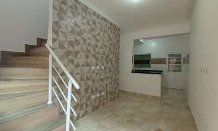 Lindo Sobrado em Condomínio fechado de 2 Dormitórios Próximo ao Mar no Jardim Guilhermina, Praia Grande