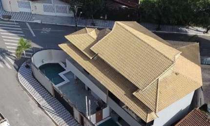 Lindo sobrado de 3 Dormitórios no centro do Caiçara a 100 mts do mar em Praia Grande