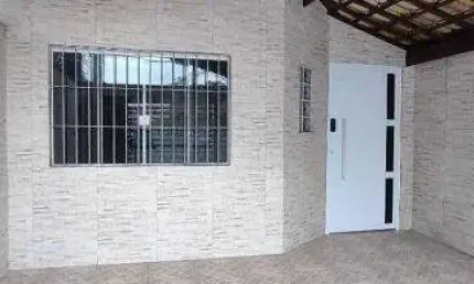 Casa de 2 dormitórios sendo 1 suíte, área gourmet com churrasqueira no Bairro Real em Praia Grande