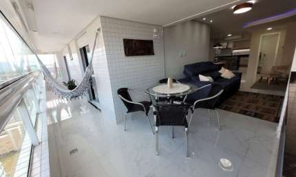 LINDO Apartamento com 3 Dormitórios mais Dependência, Mobiliado, Garagens Demarcada, Alto Padrão na Vila Guilhermina em Praia Grande - SP.