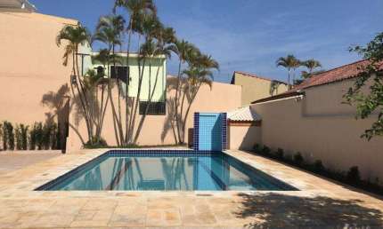 Sobrado 04 dormitórios com piscina e churrasqueira terreno 22X54 metros. próximo a praia.