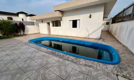 Casa à venda em Praia Grande-SP, bairro Flórida: 3 quartos, 3 suítes, sala, 5 banheiros, 4 vagas, 135m². Venha conferir!