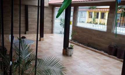 Excelente Casa ISOLADA 3 dormitórios mais Edicula no bairro CAIÇARA em Praia Grande - SP.  Apenas 250mts da PRAIA e  Próximo a vários comércios!!!