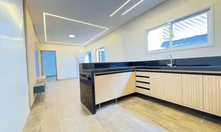 Maravilhosa casa a 200 metros da praia com 2 dormitórios com suíte, espaço grill e 2 vagas de garagem no bairro da  ocian