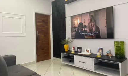 Imperdível oportunidade: Casa à venda na Guilhermina, Praia Grande-SP! 3 quartos, 1 suíte, 1 sala, 3 banheiros, 2 vagas, 195m². Venha conferir!
