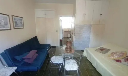 Apartamento à venda na Guilhermina: 1 quarto, 1 banheiro, 1 vaga, 40m² em Praia Grande-SP.