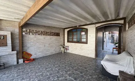 Ampla casa à venda em Praia Grande-SP, no bairro Maracanã, com 3 dormitórios e 2 suítes - 130m²