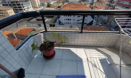 Apartamento de um dormitório em praia grande - guilhermina - com elevador e sacada