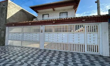 Casa de Condomínio à venda em Praia Grande-SP, Bairro Esmeralda: 2 quartos, 1 banheiro, 1 vaga de garagem, 52,36 m² de área.