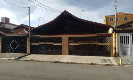 Casa para locação em Praia Grande-SP, bairro Ocian: 2 quartos, 1 suíte, 1 sala, 2 banheiros, 2 vagas, 125m². Venha conhecer!