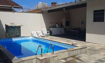 Sobrado mais Edicula ISOLADO com Piscina 4 dormitórios suites 5 banheiro 4 vagas a 250 metros da Praia no Balneário Maracanã em Praia Grande - SP.