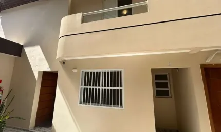 LINDO SOBRADO COM SACADA E GARAGEM PRIVATIVA NO BAIRRO TUDE BASTOS EM PRAIA GRANDE