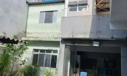 2 casas independentes em amplo terreno (281m²) com 3 vagas em praia grande!