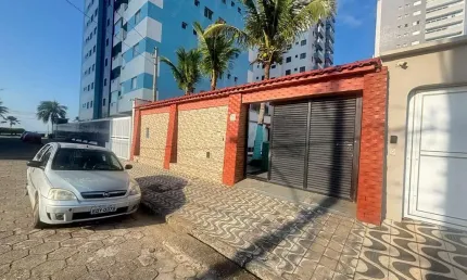 Imperdível casa de 5 quartos com 3 suítes e 6 vagas de garagem no maracanã, praia grande-sp - confira!
