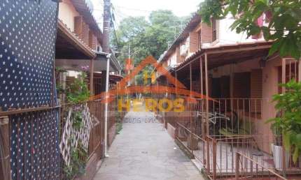 Casa em condomínio fechado com 2 quartos à venda na Rua Mura, 371, Guarujá, Porto Alegre por R$ 198.000